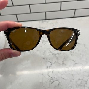 Women’s Ray-Ban Wayfarer polarized sunglasses